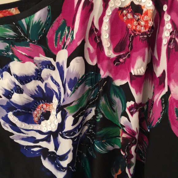 Pretty black, floral top with elastic waist - Picture 2 of 4